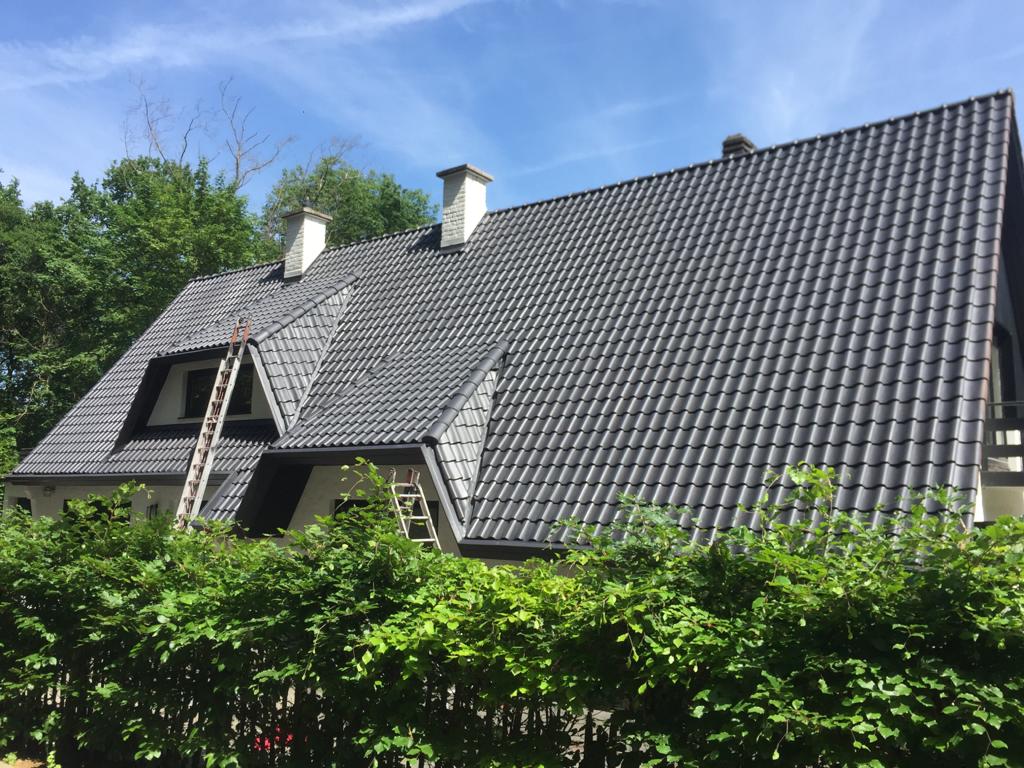 Un toit entièrement rénové par les couvreurs professionnels de Les Compagnons, couvreurs à Clamart, interventions en Ile de France